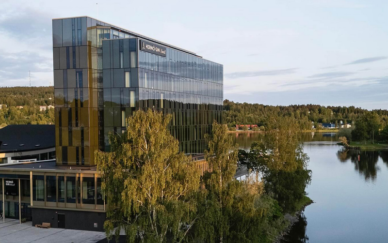 A building with glass windows next to a body of water

AI-generated content may be incorrect.