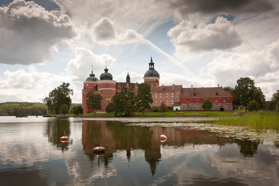 A building with a body of water
AI-generated content may be incorrect.