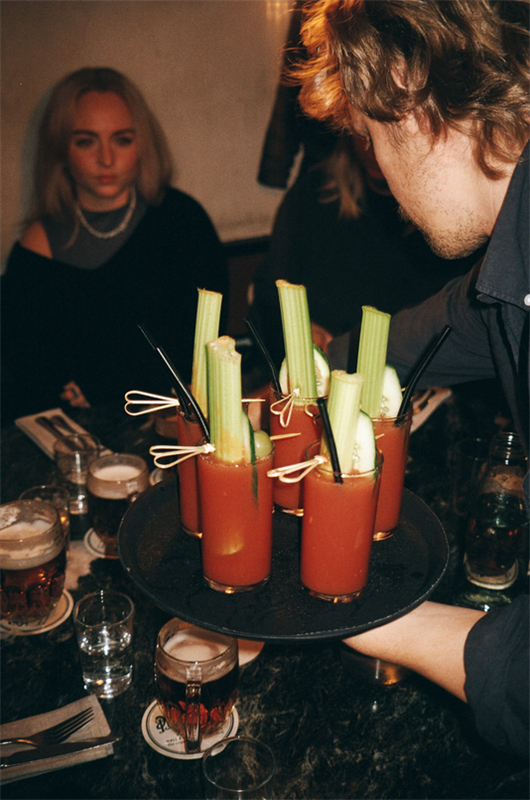 A person holding a tray of drinks
AI-generated content may be incorrect.