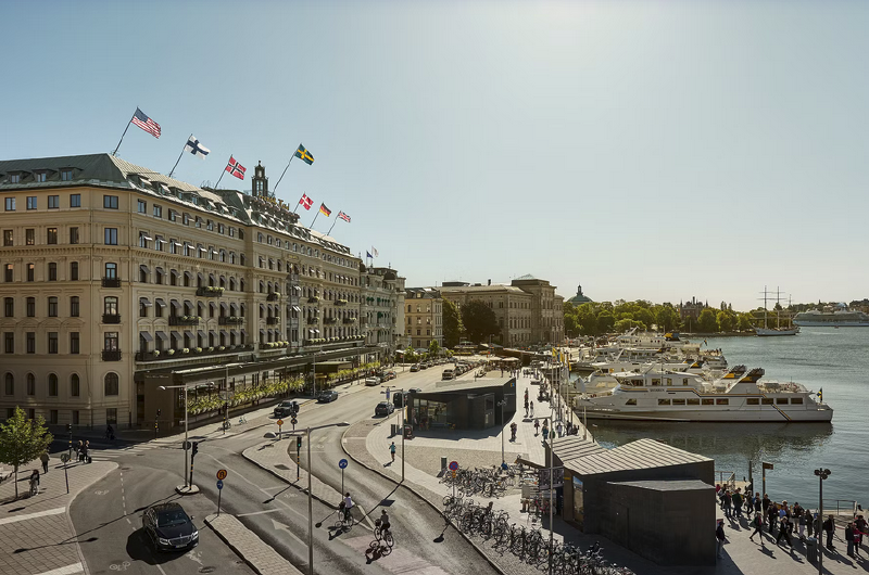 A city street with boats and buildings
AI-generated content may be incorrect.