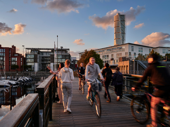 A group of people on a bridge

AI-generated content may be incorrect.