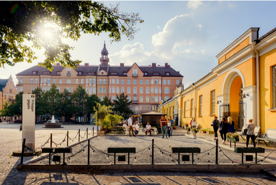 A group of people in a courtyard

AI-generated content may be incorrect.