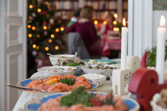 A table with plates of food
AI-generated content may be incorrect.