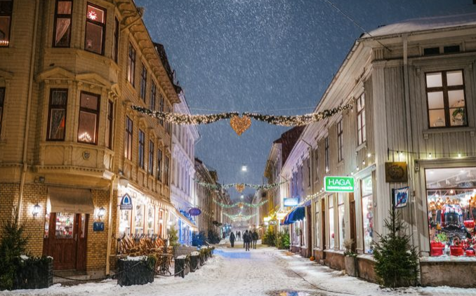 A snowy street with buildings and people

AI-generated content may be incorrect.