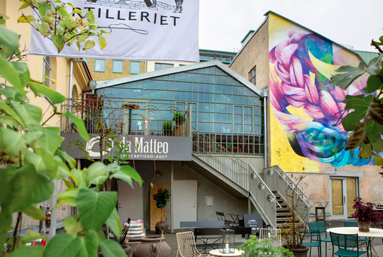 A building with a staircase and a mural on the side

AI-generated content may be incorrect.