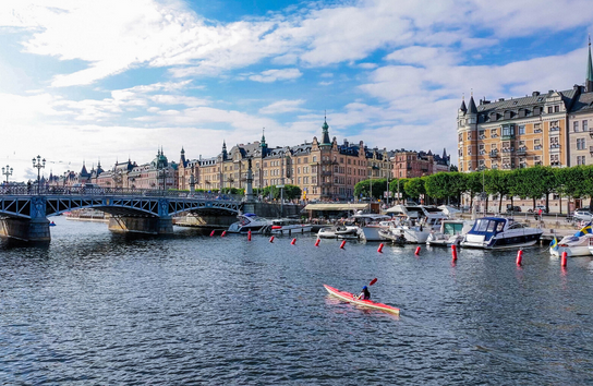 A person in a canoe on a river

AI-generated content may be incorrect.