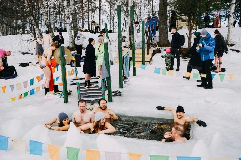 A group of people in a pool in the snow
AI-generated content may be incorrect.