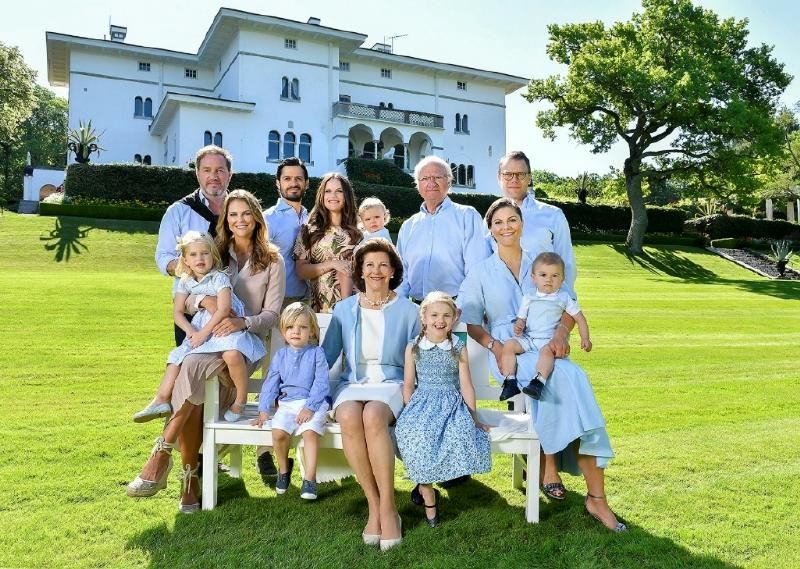 En bild som visar klädsel, utomhus, person, gräs
AI-genererat innehåll kan vara felaktigt.