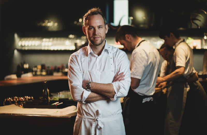 En bild som visar klädsel, person, Människoansikte, person
AI-genererat innehåll kan vara felaktigt.