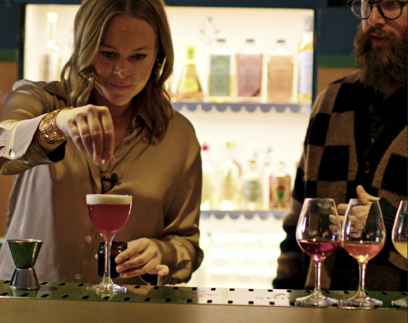 En bild som visar dryck, person, Människoansikte, Vinglas
AI-genererat innehåll kan vara felaktigt.