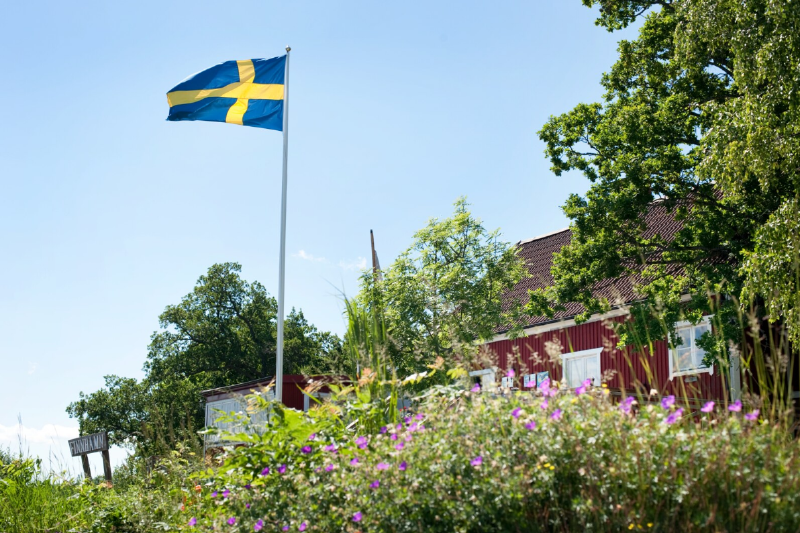 Stuga et drapeau suédois à Finnhamn, archipel de Stockholm