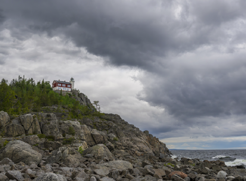 Ancien logement de gardien de phare surplombant la mer Baltiqu