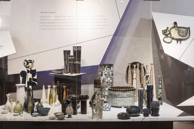 Porcelaines en vitrine