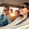 glad familj i bil shutterstock 424578970