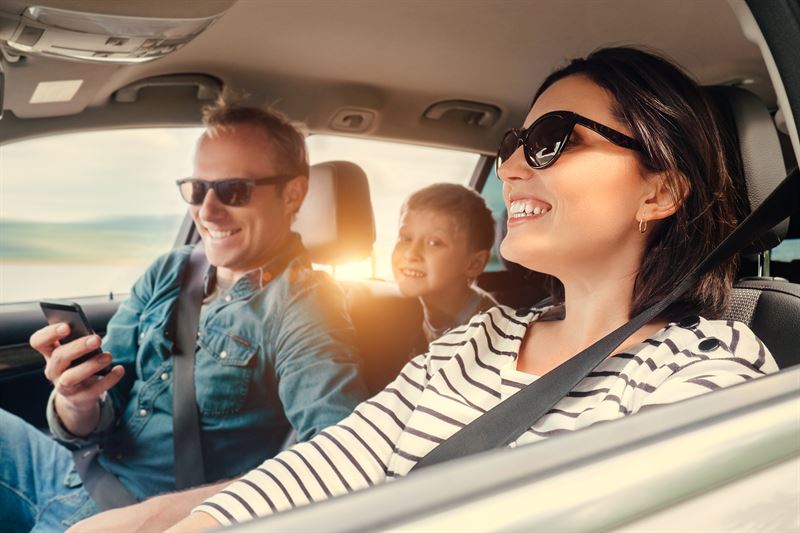 glad familj i bil shutterstock_424578970.jpg