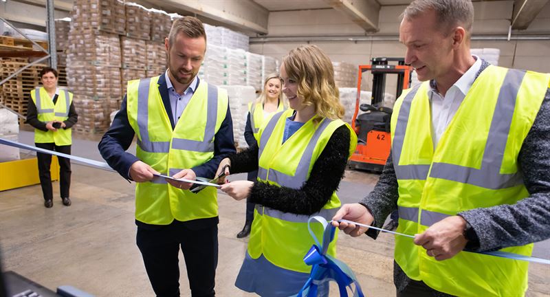 Petri Vuori CEO of Calefa left and Anssi Asikainen CEO of Kiilto Oy assisted Kulmuni in the ribboncutting ceremony