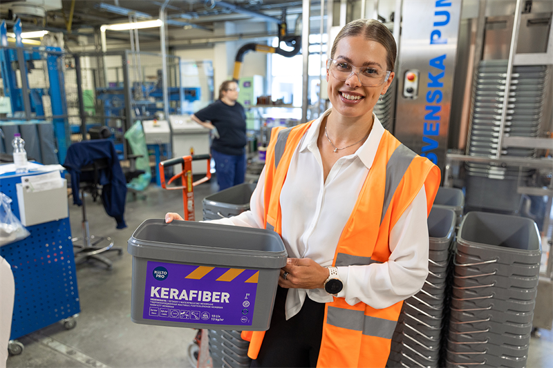 Viivi Kettula says that replacing the packaging material used at the Lempäälä factory with recycled plastic helped Kiilto reduce its emissions by over 468 tonnes of carbon dioxide equivalent during 2018–2021. The amount corresponds to as many as 2,392 trips from Hanko to Nuorgam (1,400 km each) using a regular passenger vehicle.