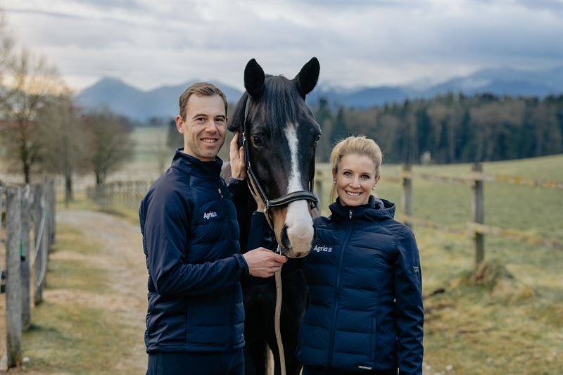Dressurrytterne sskendeparret Benjamin Wrendl og Jessica von Bredow Wrendl der er blevet en del af Agrias hold af internationale profilryttere som skal fungere som brobyggere og ge forstelsen for hestevelfrd blandt ryttere og hesteejere