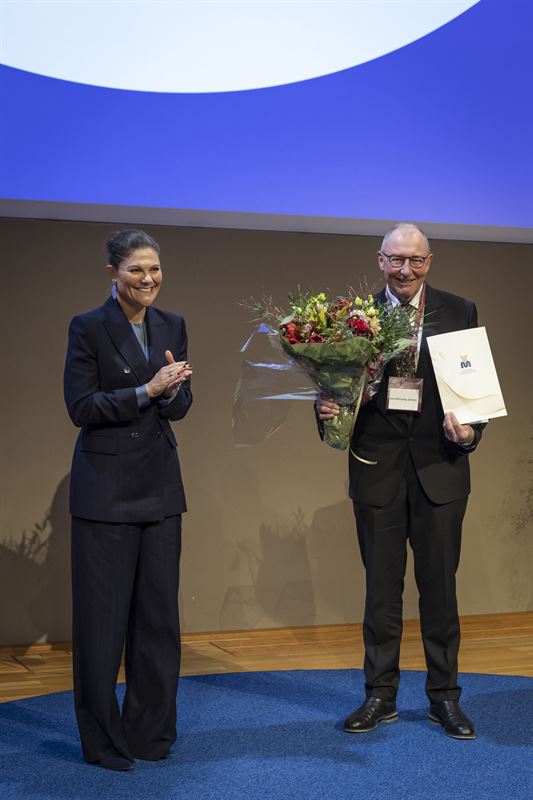 HKH Kronprinsesse Victoria af Sverige overrkker Den Store Forskningspris i Veterinrmedicin til den allerfrste modtager den danske professor Henrik Elvang Jensen ved prisoverrkkelsen p Sveriges Lantbruksuniversitet