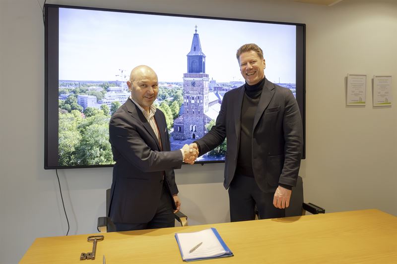 Sopimuksen allekirjoittivat Kalle Luoma vas ja Esa Lehmusvuori 