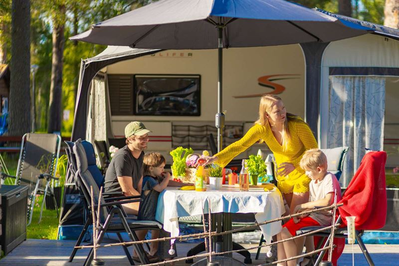 Ny Sifo-undersökning: Svenska föräldrar vill ge barnen en sommar med mer närvaro – och tid att ha tråkigt
