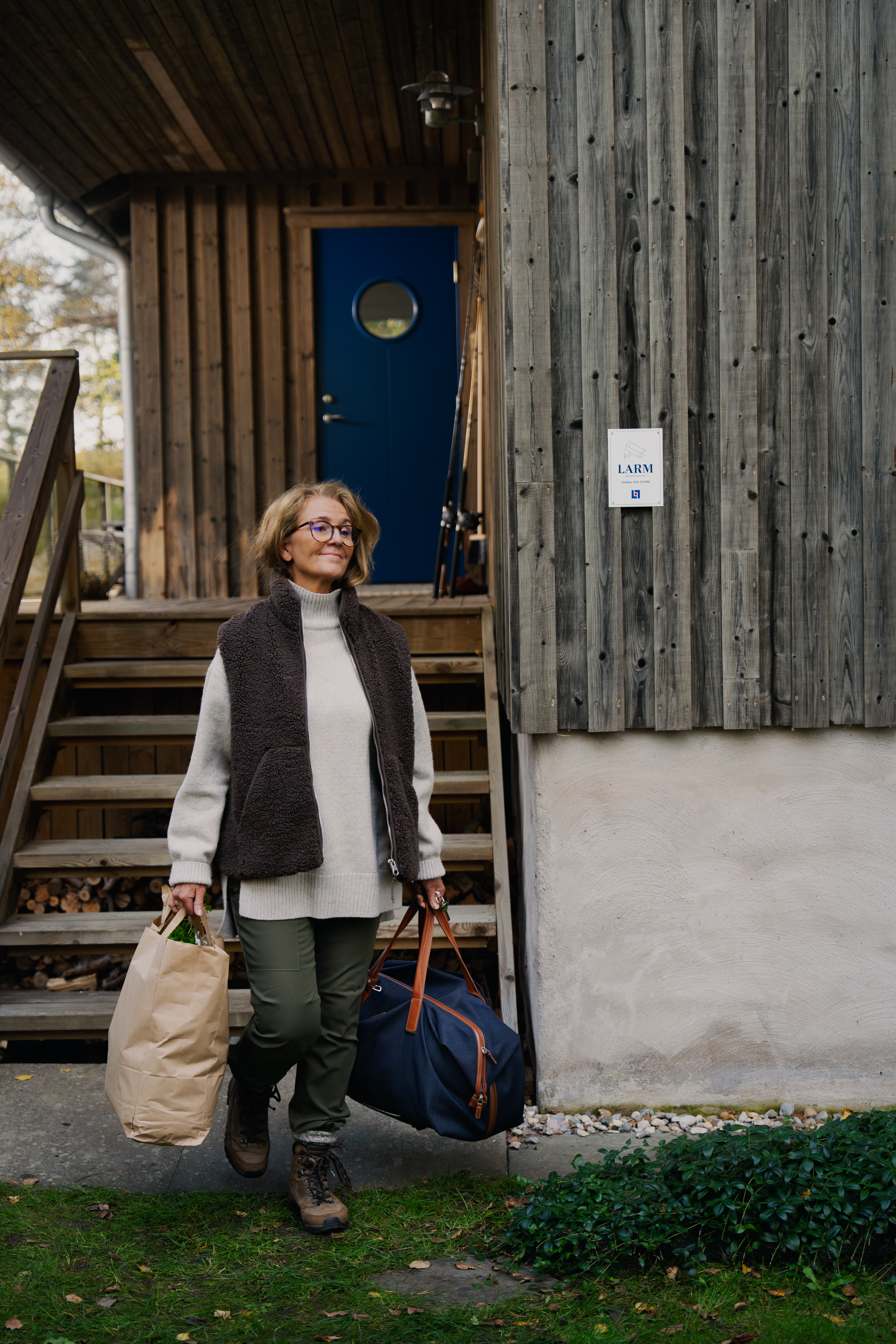 Kvinna vid fritidshus