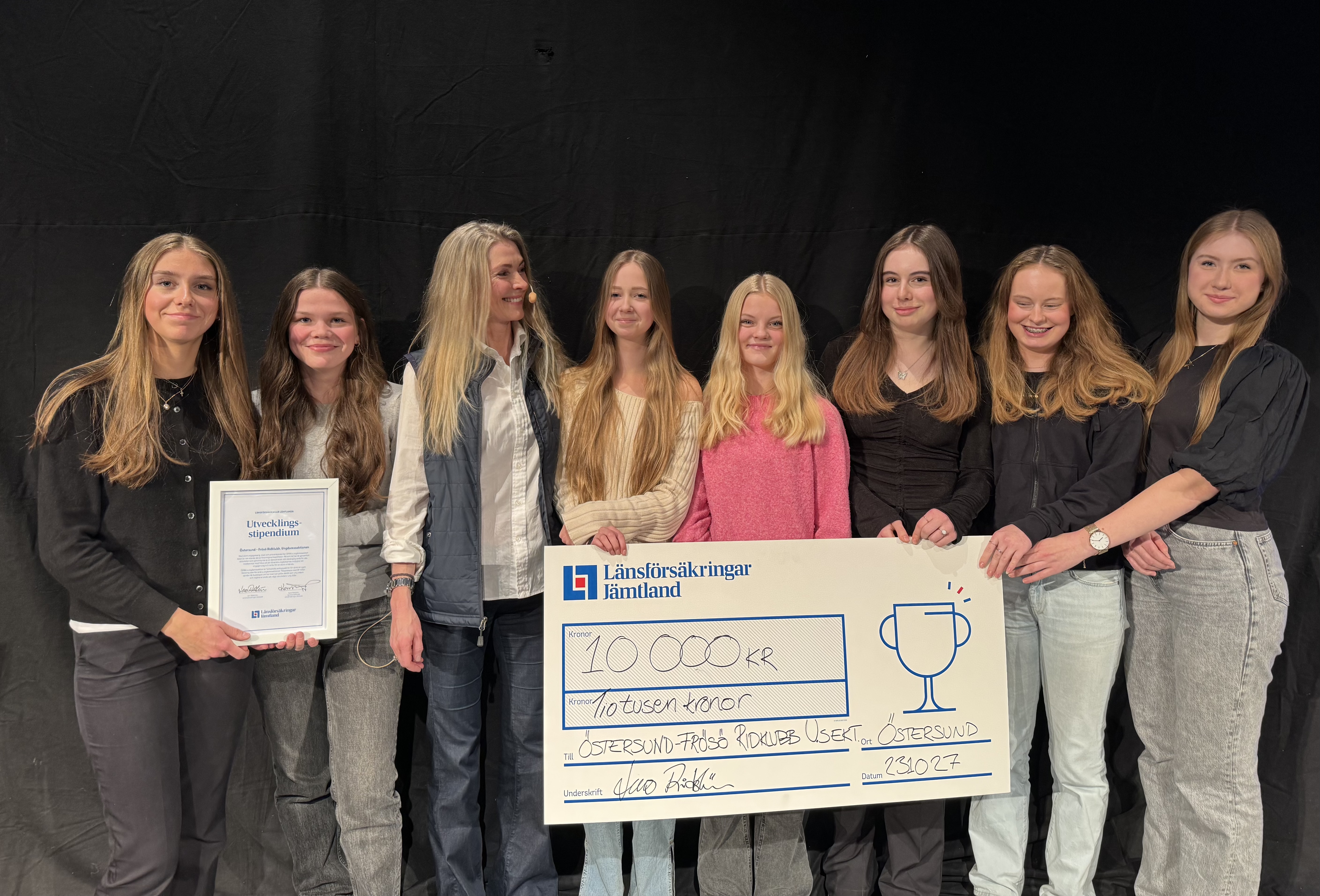Karin Skånöy, Felicia Silverklo, Betty Renman, Hilma Johannesson, Alexandra Tunon, Emmy Anundgård, Selma Johannesson från Östersund Frösö Ridklubs ungdomssektion tillsammans med Karin Mattsson styrels