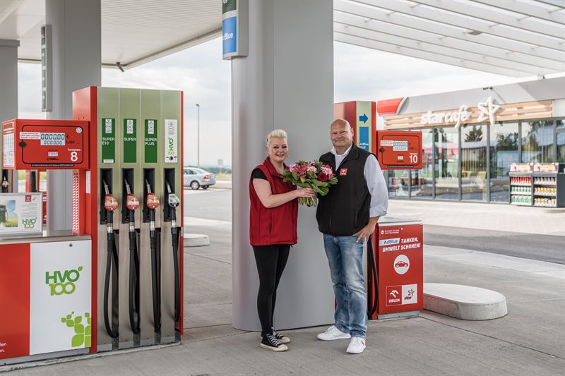 Pchterin Katja Wollweber und ORLEN Deutschland Mitarbeiter Christoph Rosum
