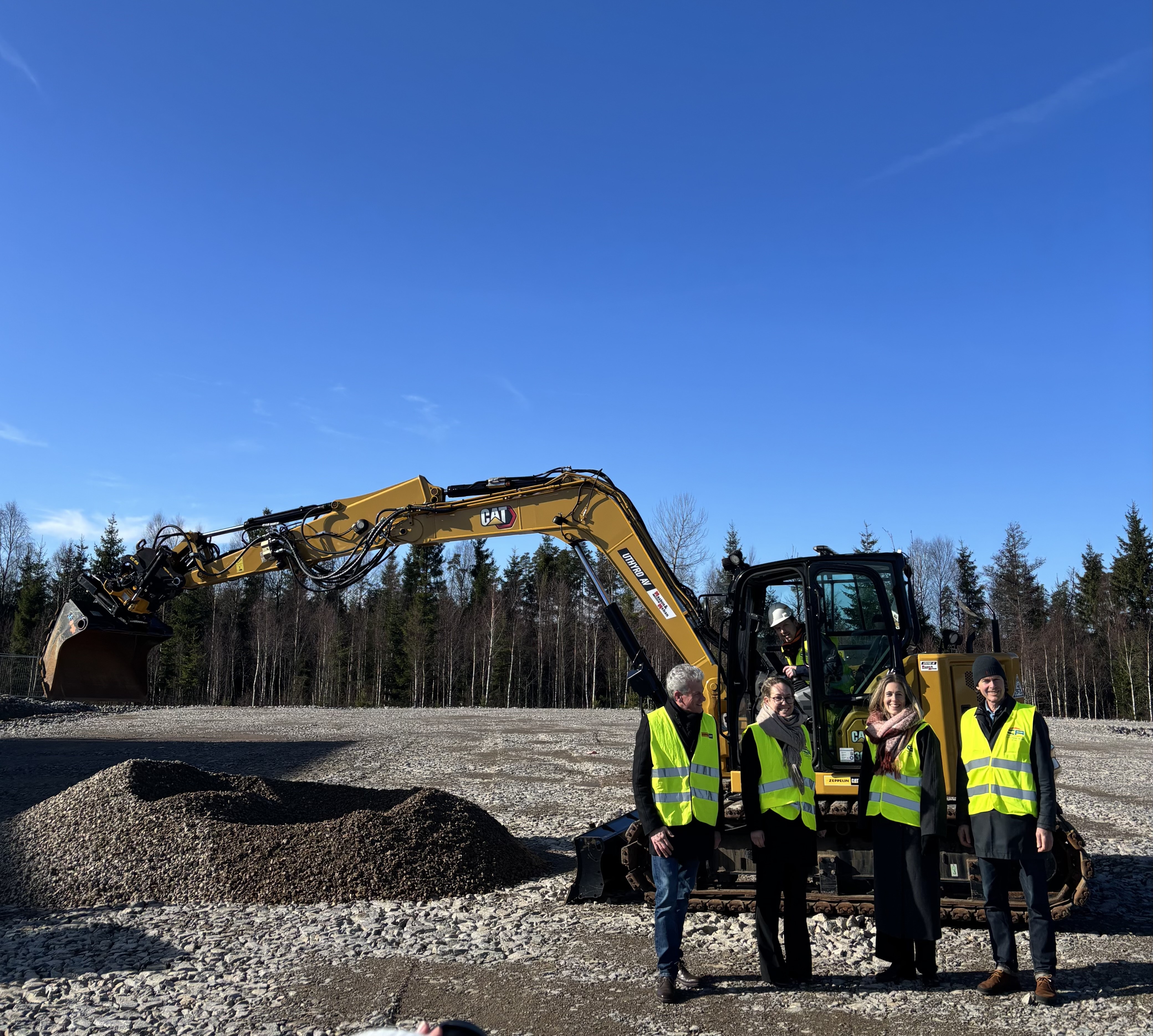 På bilden syns Malin Claesson Stenström, vd CA Fastigheter, Markus Gebauer, Nordenchef Zeppelin samt Växjös näringslivschef Jessica Johannesson och ordförande i samhällsbyggnadsnämnden, Otto Lindlöf.