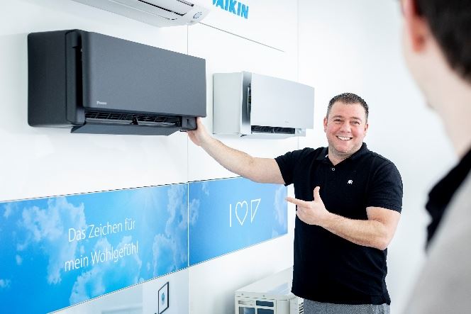 Marco Danner zeigt die Vorteile einer Klimaanlage.