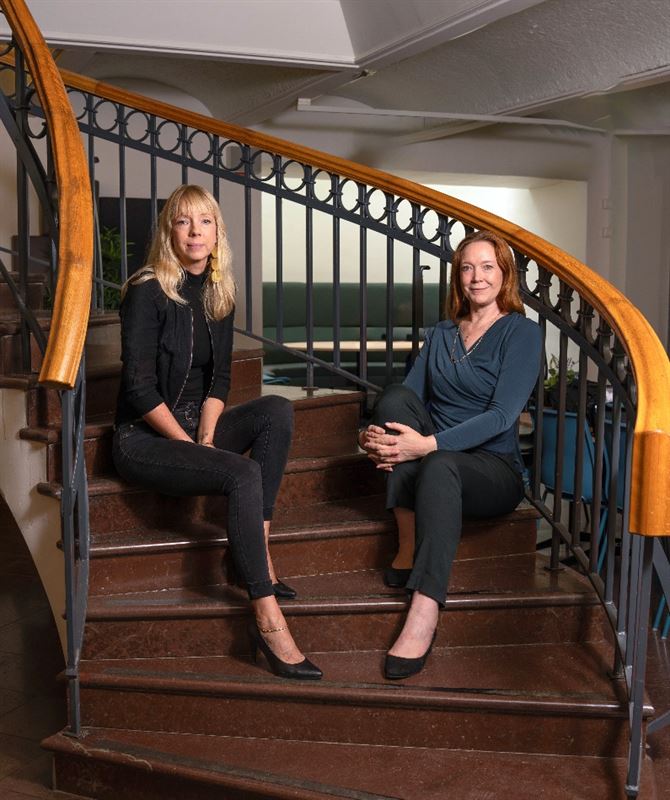 Two women sitting on a staircase

AI-generated content may be incorrect.