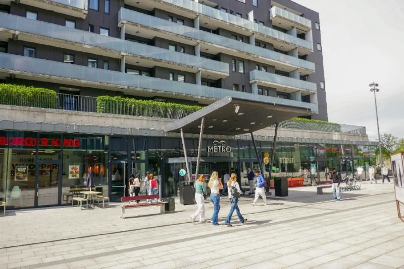 En bild som visar utomhus, byggnad, himmel, Flera användningsområden

Automatiskt genererad beskrivning