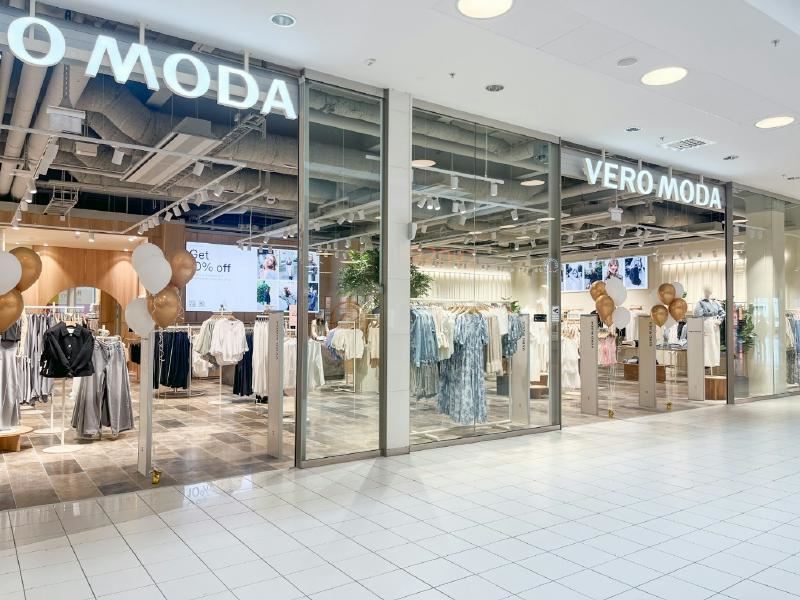 En bild som visar byggnad, Fabriksbutik, Köpcentrum, inomhus

Automatiskt genererad beskrivning