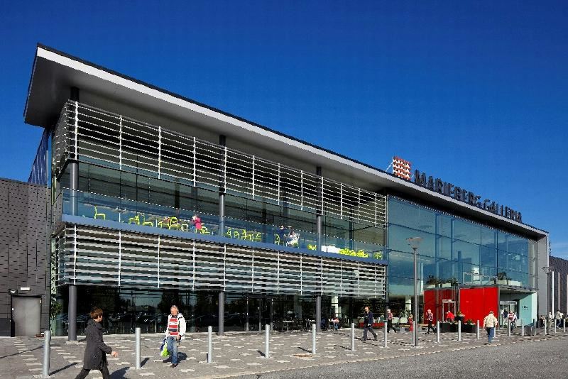 En bild som visar utomhus, byggnad, himmel, Affärsfastighet
Automatiskt genererad beskrivning