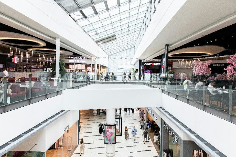 En bild som visar byggnad, Köpcentrum, lobby, inomhus
Automatiskt genererad beskrivning