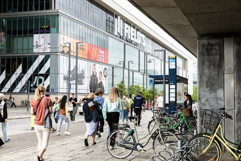 En bild som visar byggnad, Cykelhjul, Landfordon, fordon

Automatiskt genererad beskrivning