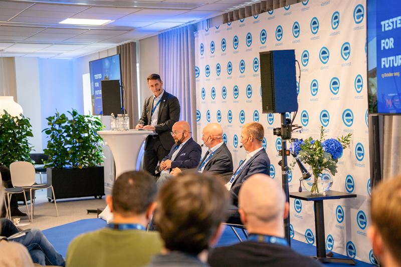Moderatorn Viktor Runius samt Bjrn Kullman Hkan Carlberg och Lars Helmrich