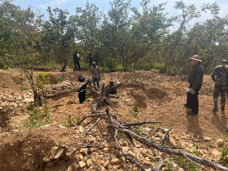 A group of people standing in the dirtAI-generated content may be incorrect.