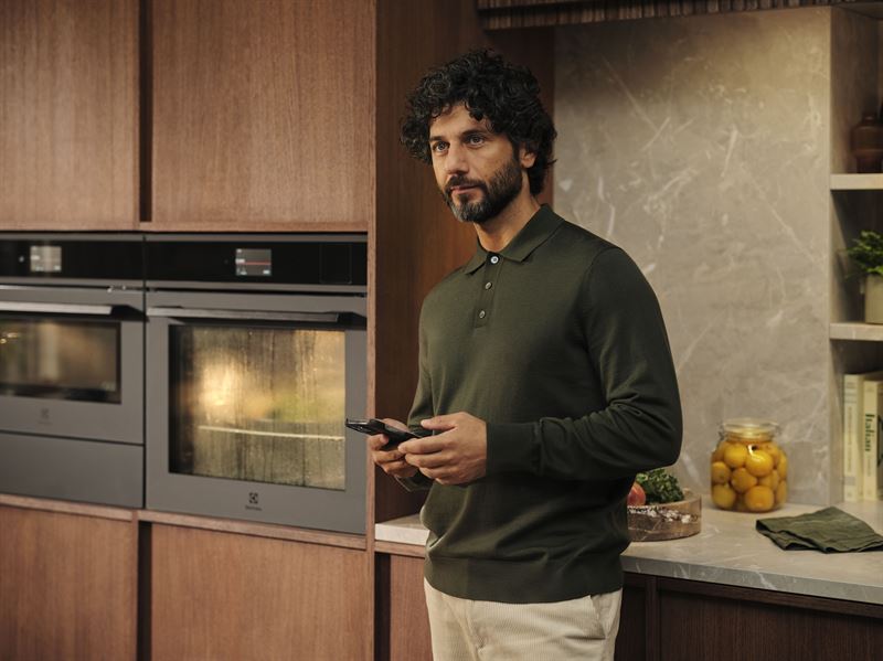 Electrolux AI TasteAssist in-app feature 800 MealAssist with SteamPro oven 800 MealAssist CombiQuick compact oven