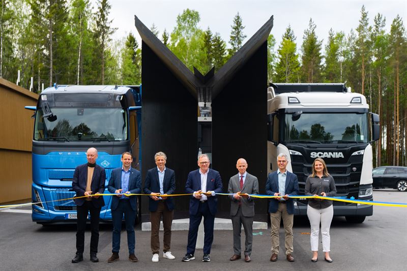 Frn vnster till hger
Stefan Nystrm chef fr avdelningen fr klimat och luft Naturvrdsverket
Rickard Nordin energipolitisk talesperson Centerpartiet
Johan Engebratt head of Powertrain Strategic Development Volvo Group Trucks Technology
PerArne Blomquist vd Qarlbo
Urban Granstrm S kommunstyrelsens ordfrande i Nykping
Tony Sandberg vice president Scania Pilot Partner
Frida Jahnke drivmedelsansvarig Maserfrakt