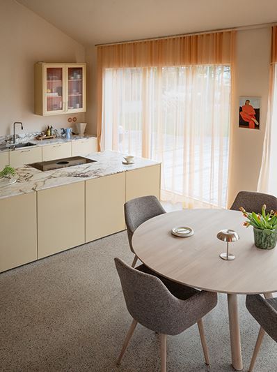 Clapperton dining table round ww Denley chair dark beige ww