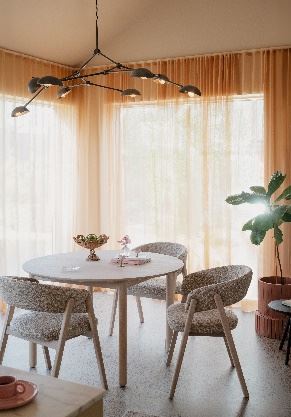 En bild som visar inomhus, möbler, inredning, vägg

AI-genererat innehåll kan vara felaktigt.