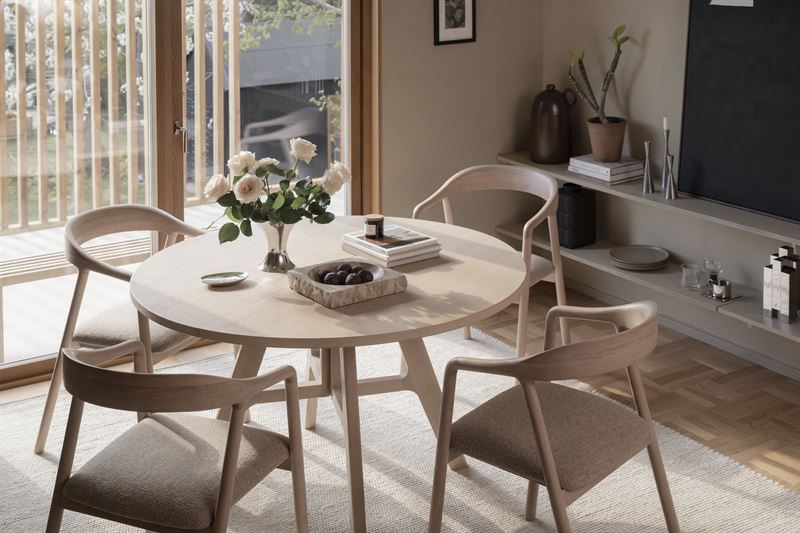 Stockbridge dining table Dillon chair