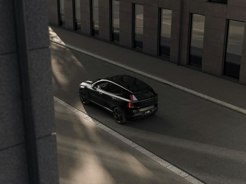 A black car on the road

AI-generated content may be incorrect.