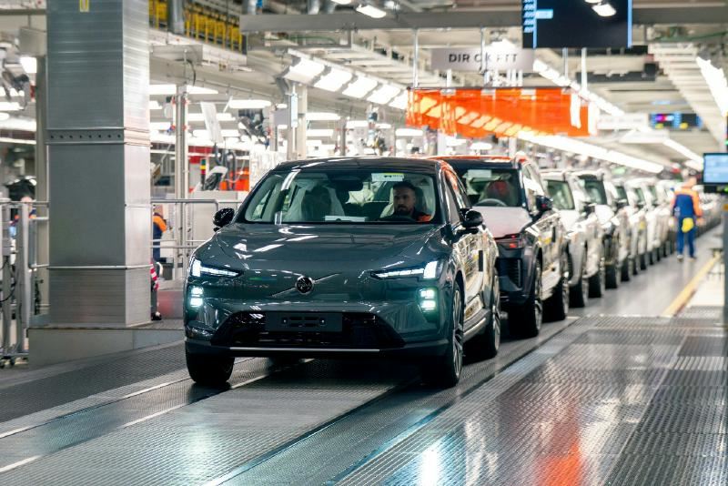 Volvo Cars lance la production de la Volvo EX60, un SUV électrique révolutionnaire