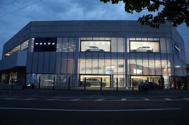 A car dealership at night

AI-generated content may be incorrect.