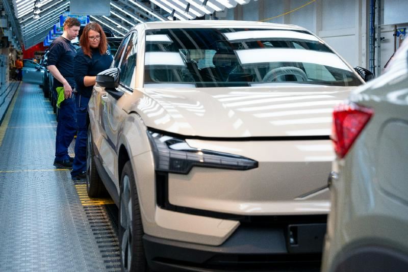 A group of people standing next to a car

AI-generated content may be incorrect.