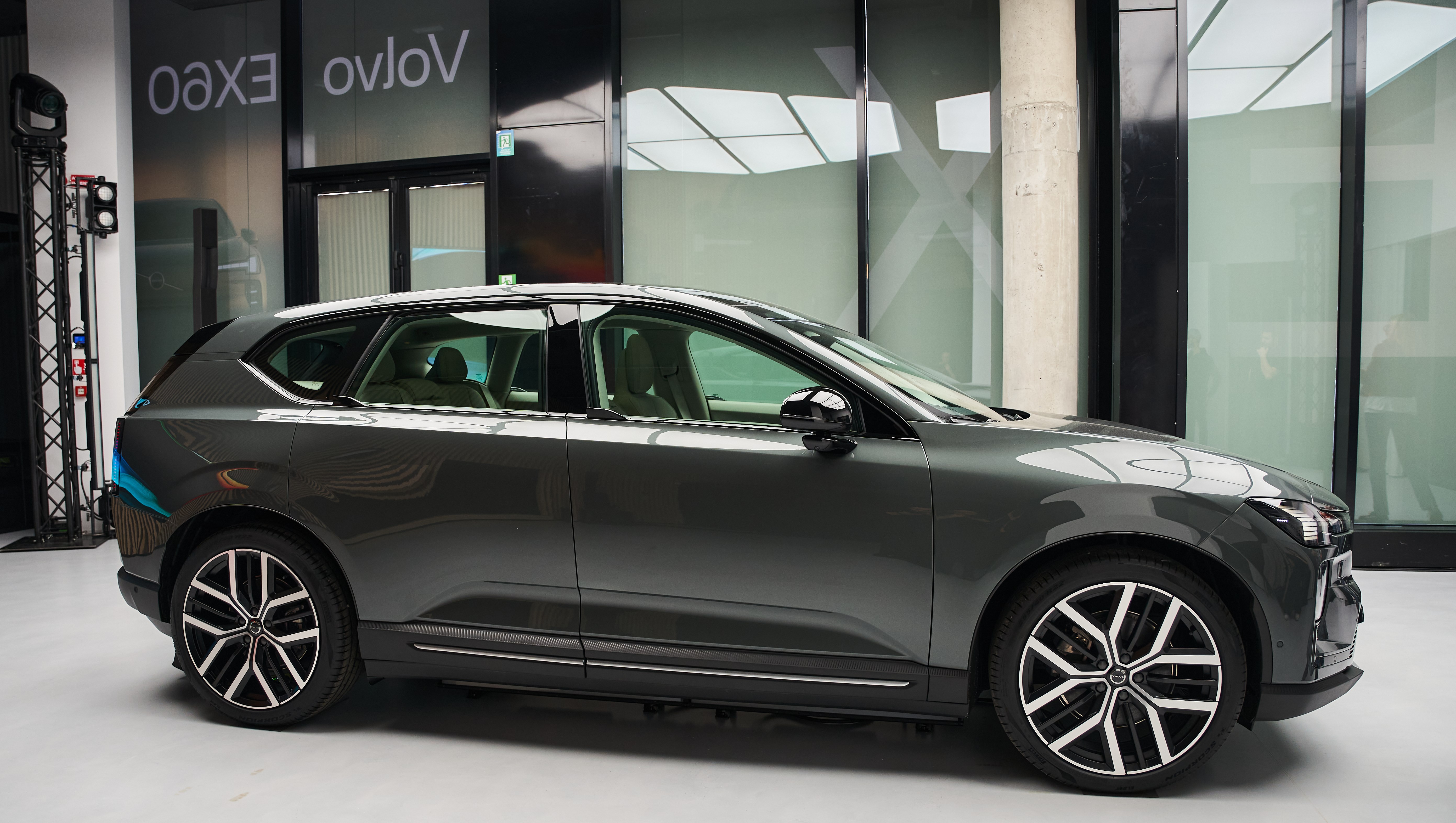 Prima Italiana al Volvo Studio Milano per la nuova Volvo EX60 elettrica dopo l’aumento di produzione deciso per i molti ordini già acquisiti. Pubblicato il listino di EX60 Cross Country.