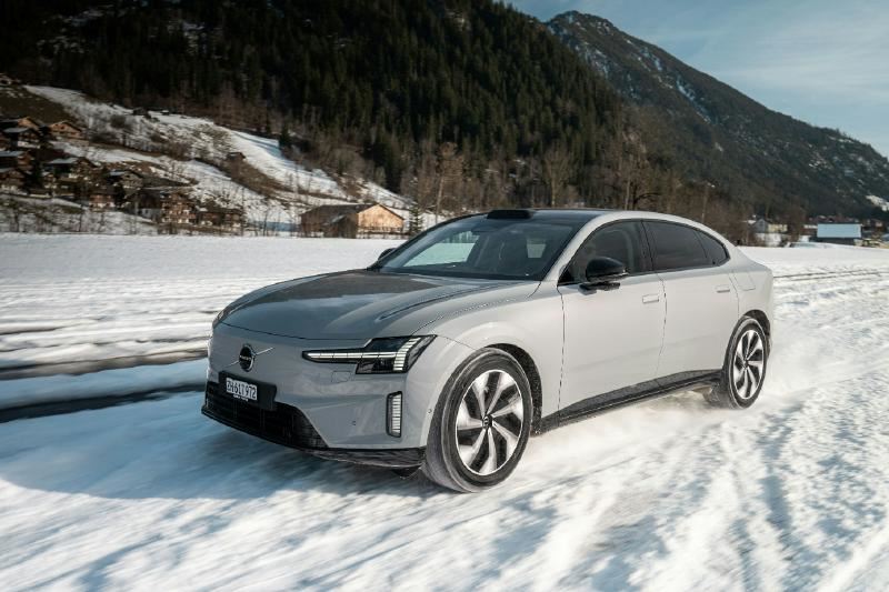 Volvo ES90 feiert Schweizer Strassenpremiere in Gstaad