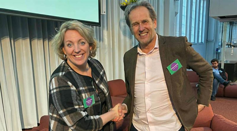 Jennie Bergius Eriksson ordfrande i samhllsbyggnadsnmnden skrev under avsiktsfrklaringen fr Trollhttans stad i samband med Transition Lab Forum i Eskilstuna Hr tillsammans med Svante Axelsson nationell samordnare fr Fossilfritt Sverige